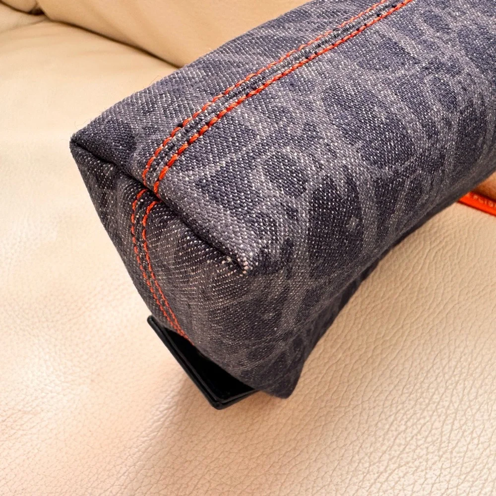 💯 CHRISTIAN DIOR
Blue Trotter Denim Flight Cosmetic Pouch - Picture 8 of 16